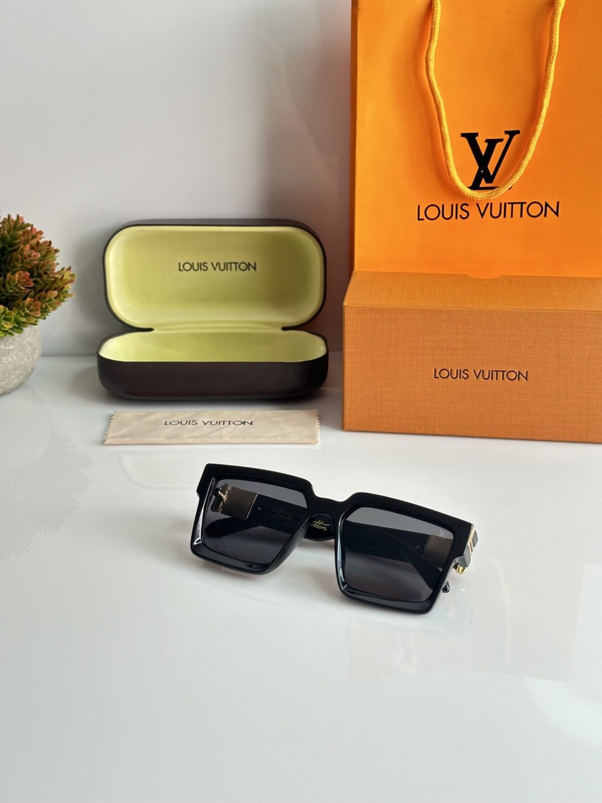 Louis_Vuitton_0993_Gold_Black - Image 3