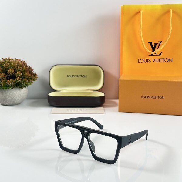 Louis_Vuitton_1502_Black_Frame