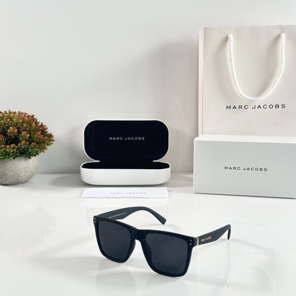 Marc Jacobs 6000 Black