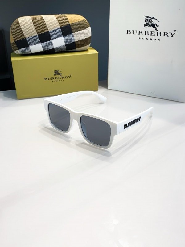 img_4062.jpeg Burberry white black 3458 - Image 1