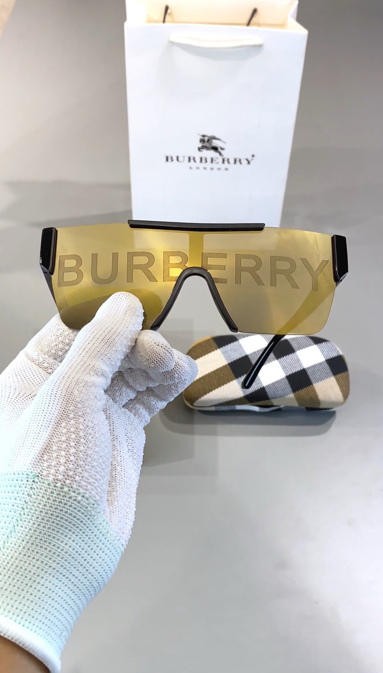 img_5188.jpeg Burberry - Image 1